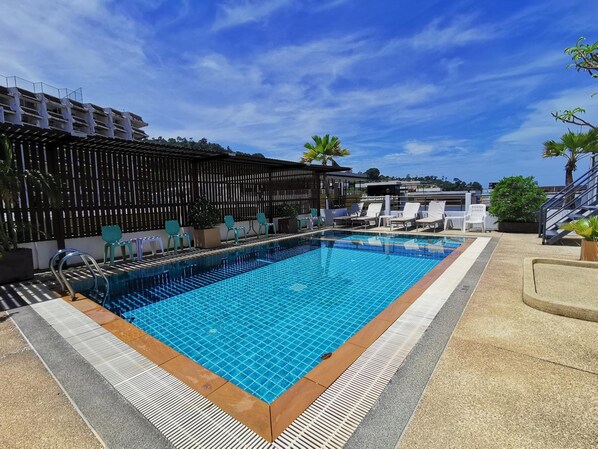 Alberca al aire libre, alberca en la azotea y camastros