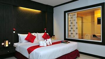 Minibar, coffres-forts dans les chambres, bureau