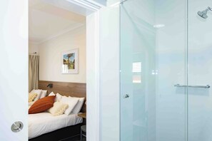 Shower, free toiletries, hair dryer, towels - The Metropolitan Hotel (Mackay)