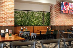 Lunch and dinner served - The Metropolitan Hotel (Mackay)
