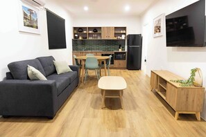 2 Bedroom Aparment | Living room | 32-inch TV with digital channels - The Metropolitan Hotel (Mackay)