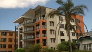 Un edificio de varios pisos con balcones, probablemente un hotel o conjunto de apartamentos.