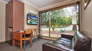 Kamar Keluarga | Ruang keluarga | TV layar datar dan pemutar DVD