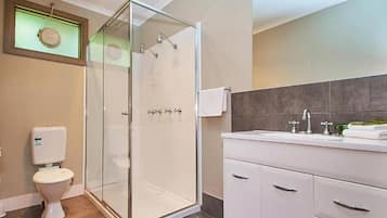 Family Room | Bathroom | Shower, hair dryer, towels