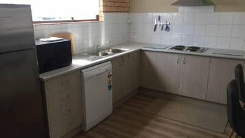 Apartemen Keluarga | Dapur pribadi | Lemari es, microwave, dan mesin pembuat kopi/teh