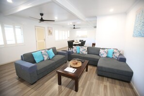 Deluxe-Ferienhaus, 2 Schlafzimmer, Nichtraucher, eingeschränkter Meerblick | Wohnbereich