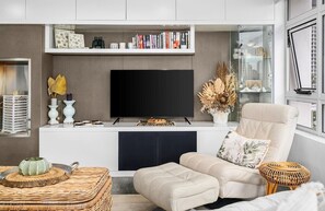 Penthouse Deluxe, vista al océano | Área de sala de estar | Smart TV, Netflix y servicios de streaming 