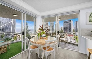 Ático Deluxe, vistas al mar | Zona de estar | Una Smart TV, Netflix, servicios de streaming