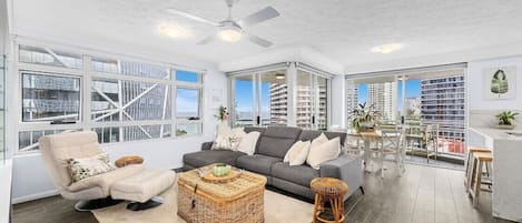 Penthouse Deluxe, vista al océano | Área de sala de estar | Smart TV, Netflix y servicios de streaming