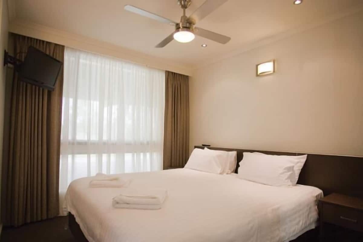 Iron/ironing board, WiFi (free), bed sheets