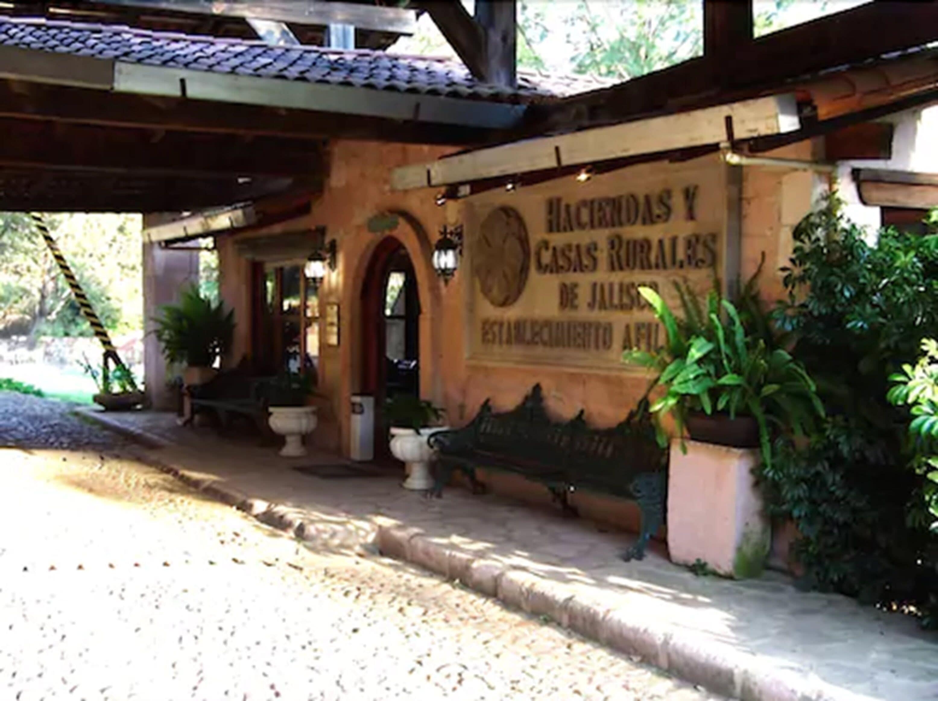 A rustic building with a sign reading "HACERIAS Y CASAS RURALES DE JALISCO ESTABLECIMIENTO APILADO."