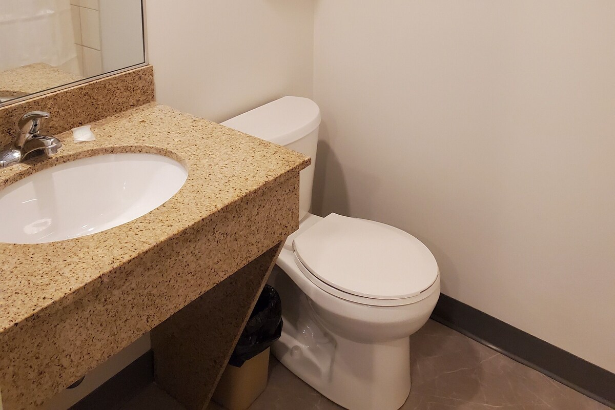 Une salle de bain avec un lavabo, des toilettes et un porte-serviettes.