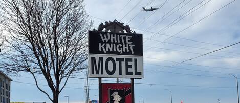 A motel sign with a knight logo and the name "White Knight Motel".