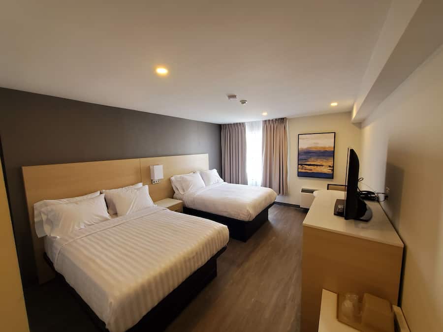 1 habitación, escritorio y cortinas blackout