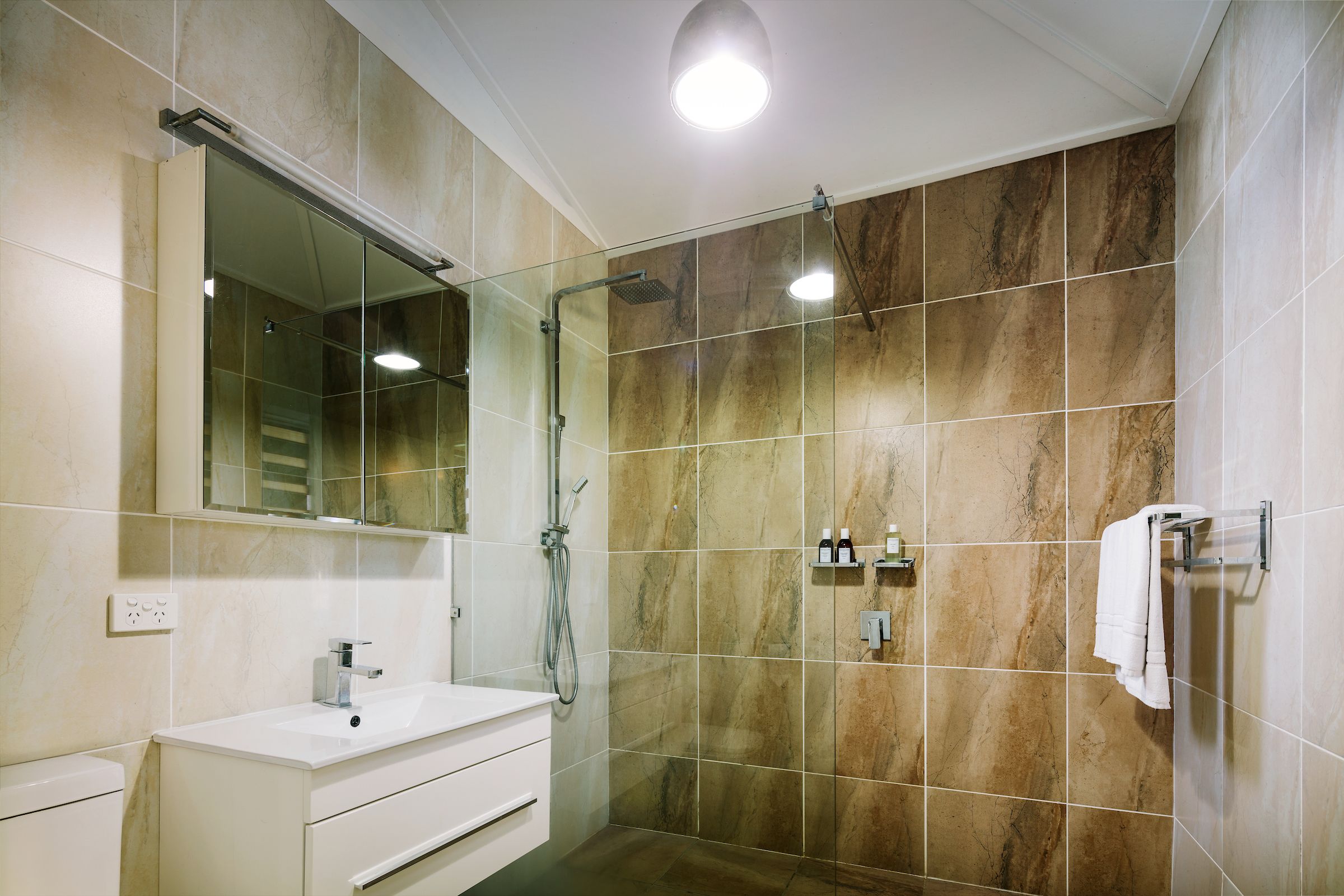 Comfort Cottage, 1 Bedroom, Bathtub, Garden View | Bathroom | Separate bathtub and shower, deep-soaking bathtub, free toiletries
