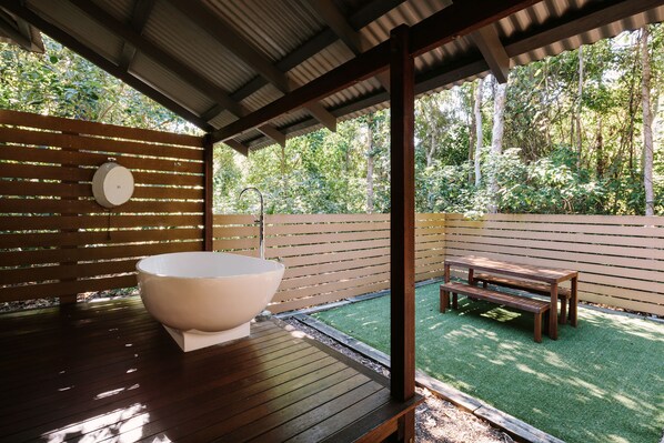 舒適平房, 1 間臥室, 浴缸, 花園景觀 | 露台/庭院