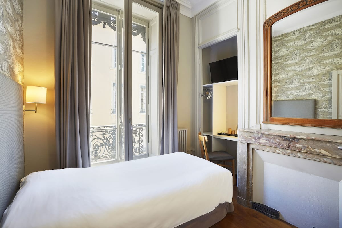 comfort single room | desk, blackout curtains, soundproofing, iron/ironing board