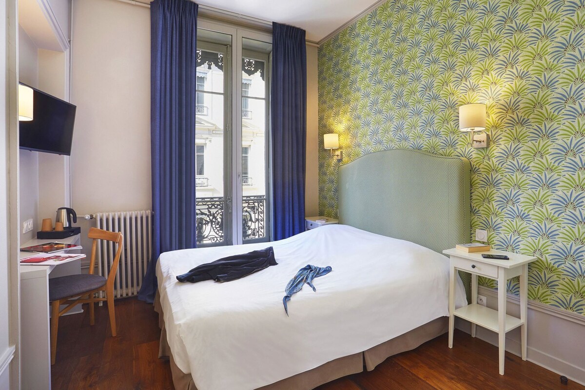 10 bedrooms, desk, blackout curtains, soundproofing