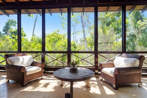 Casa de árbol de lujo, 1 cama King size, vista al valle | Sala de estar