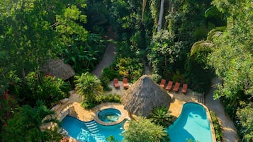 Una piscina al aire libre, sillones reclinables de piscina