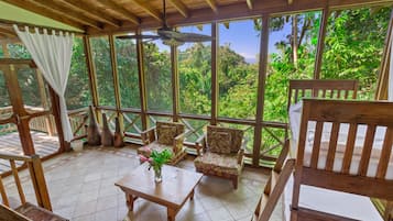 1 Bedroom River View | Vue de la chambre