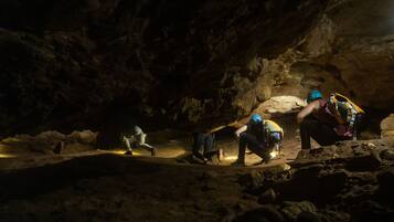 Un grupo de personas en una cueva con iluminación artificial.