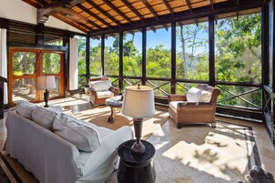 奢华树屋, 1 张特大床, 山谷景观 | 客厅