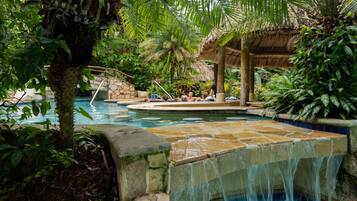 Piscina externa, espreguiçadeiras