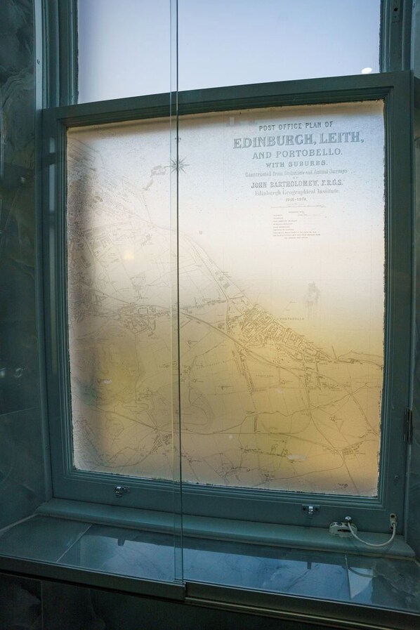Une carte historique encadrée intitulée « Plan des bureaux de poste d’Édimbourg, de Leith et de Portobello, ainsi que des quartiers périphériques ».