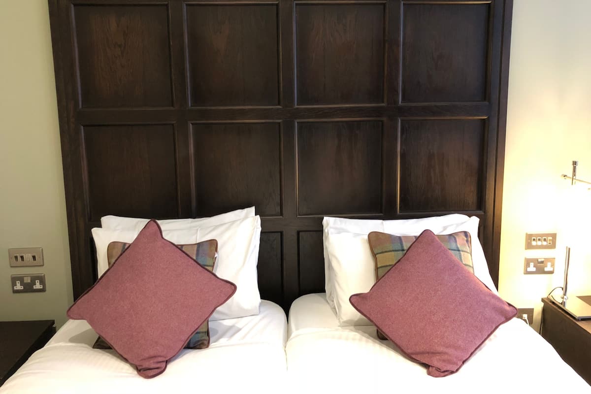 Chambre avec lits jumeaux | Fer et planche à repasser, Wi-Fi gratuit, draps fournis