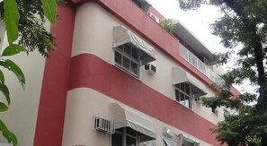 A multi-story building with balconies and awnings. - Margaridas Pousada (Rio de Janeiro)