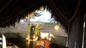 Aperto a colazione e pranzo, cucina francese, con vista sulla spiaggia