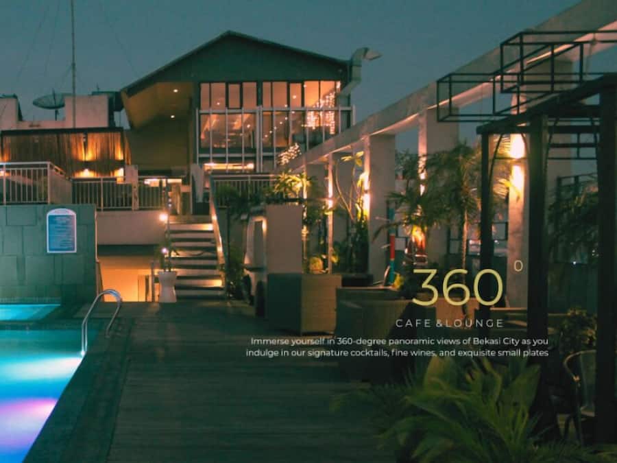 Serveert ontbijt, lunch, diner, internationale gerechten