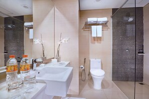 Kostenlose Toilettenartikel, Hausschuhe, Handtücher