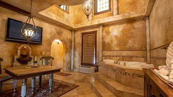 Habitación, balcón (Juliets Balcony) | Baño | Ducha y bañera combinadas y bañera de hidromasaje