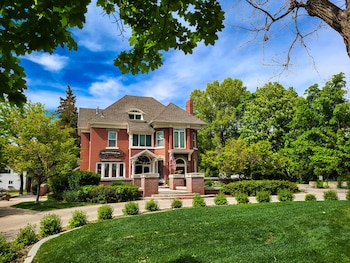 The Anniversary Inn Logan