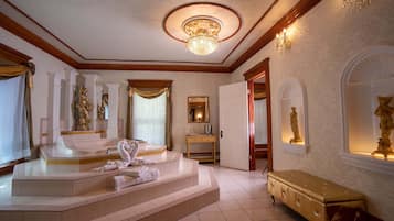 Room (Imperial Palace) | Bathroom | Combined shower/bathtub, jetted bath, rainfall showerhead