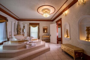 غرفة (Imperial Palace) | حمام | وحدات دش مع أحواض استحمام، حوض استحمام بنظام ضخ المياه، دُش غزير