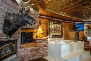Room (Jesse James Hideout) | Bathroom | Combined shower/tub, jetted tub, rainfall showerhead, free toiletries