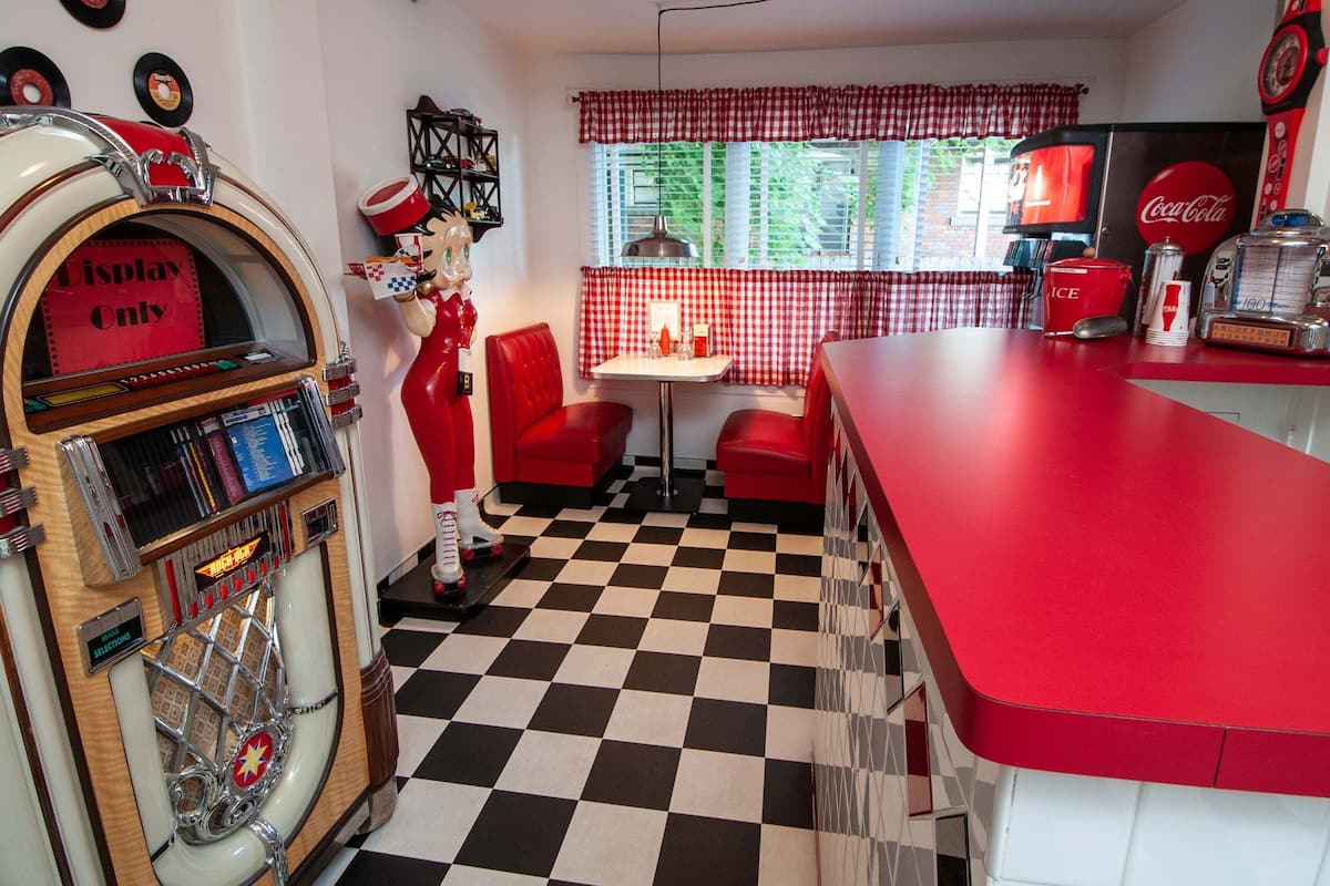 Rum (Joanies Diner) | Sängtillbehör av högsta kvalitet, individuell inredning och unika möbler