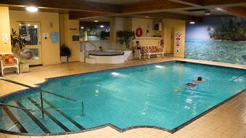 Piscina interna, piscina externa, espreguiçadeiras