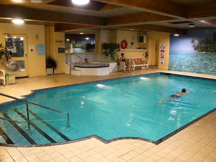 Una piscina techada, una piscina al aire libre
