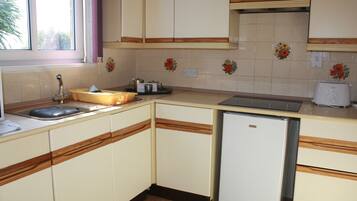 Apartment, Private Bathroom, Sea View (1 Bedroom Sea View) | Shared kitchen