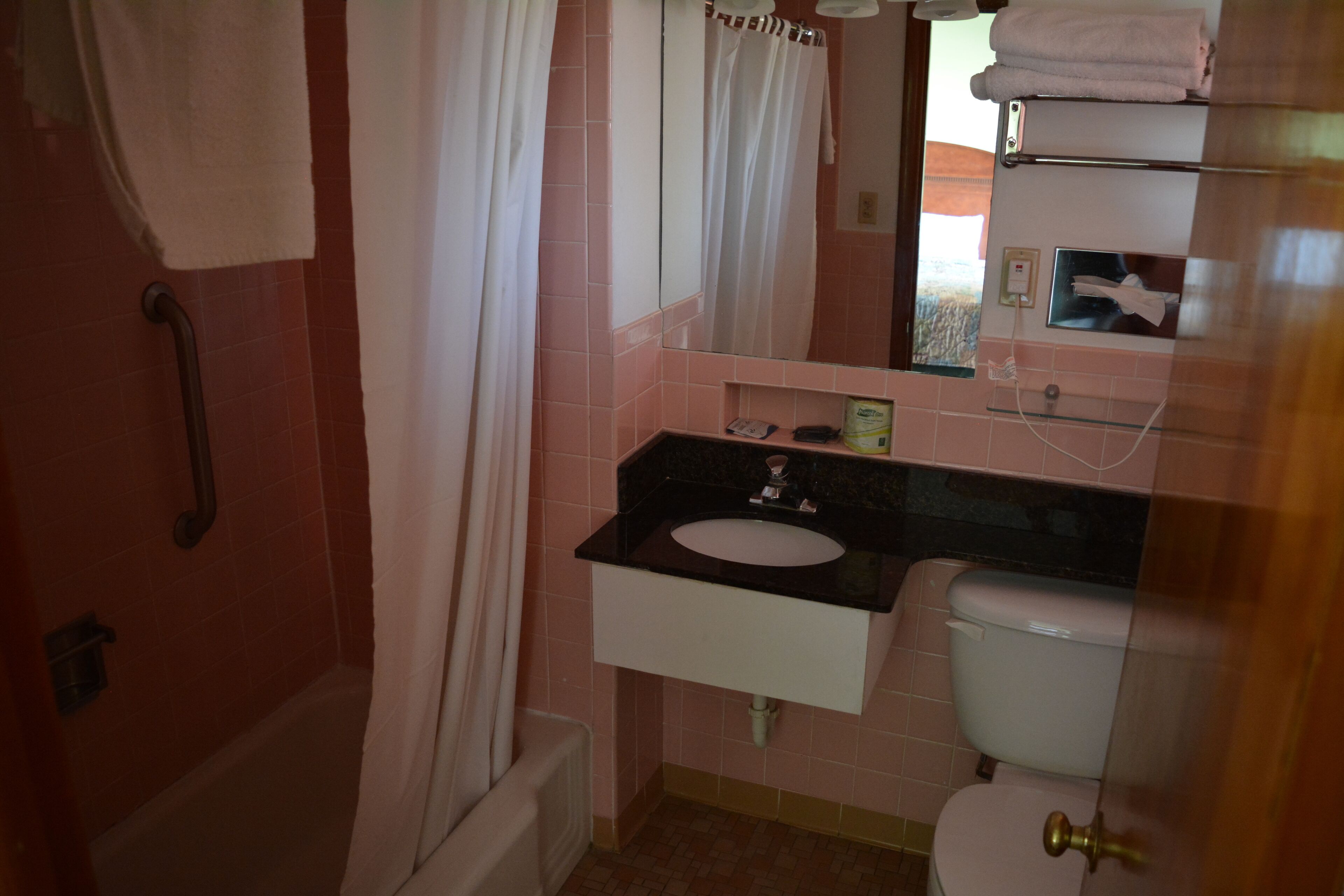 ห้องสแตนดาร์ด, เตียงควีนไซส์ 2 เตียง, ปลอดบุหรี่ | ห้องน้ำ | ฝักบัว, ไดร์เป่าผม, ผ้าเช็ดตัว