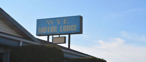 Un panneau indiquant l’emplacement du WYE MOTOR LODGE.