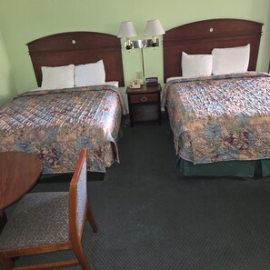 Desk, iron/ironing board, free WiFi - WYE Motor Lodge Duncansville - Altoona (Hollidaysburg)