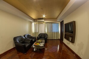 تلفزيون إل إي دي بحجم 20-بوصة يعرض قنوات فضائية، تلفزيون