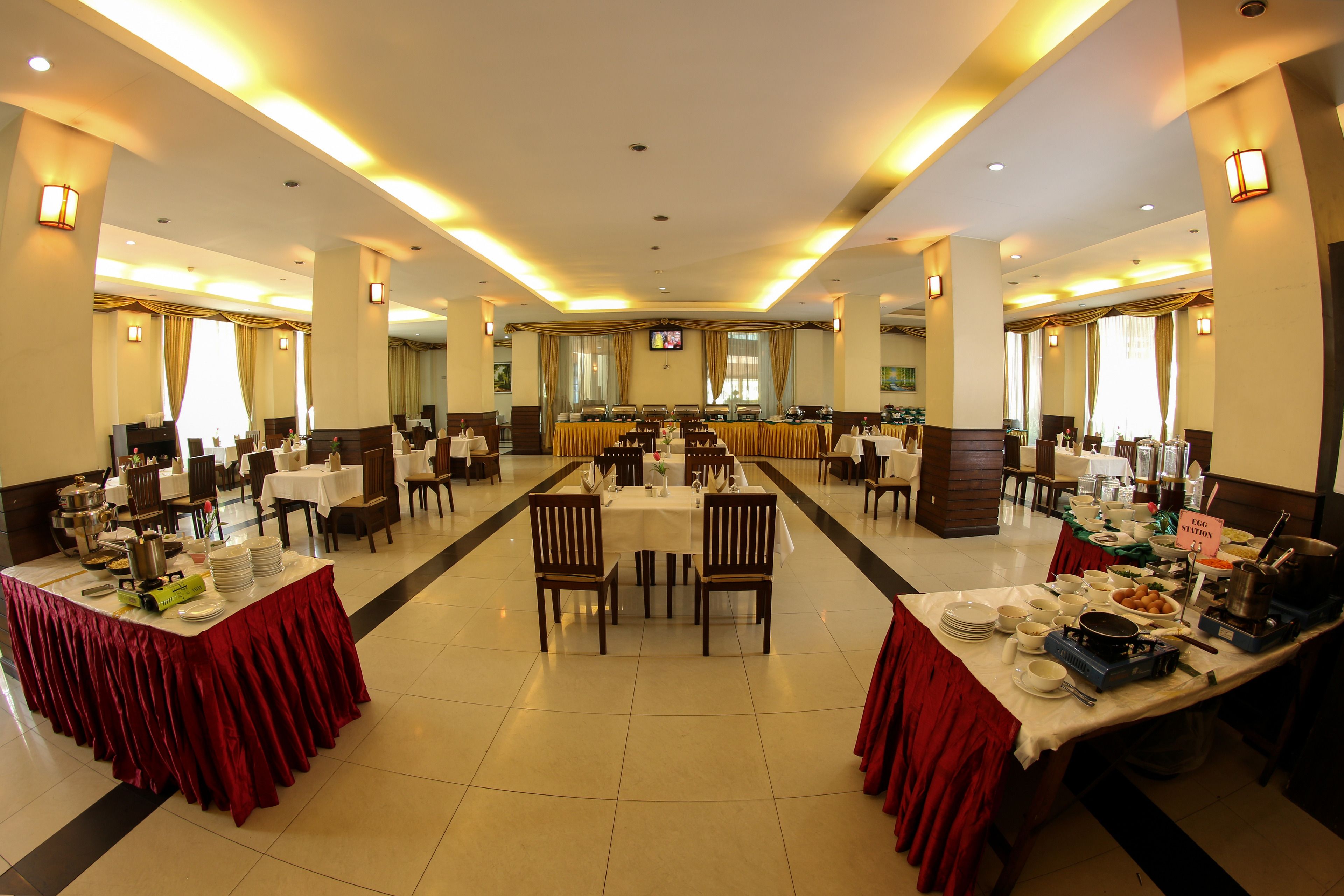 Här finns 2 restauranger som serverar frukost.