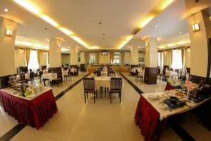 2 restaurants, breakfast, lunch, dinner served; international cuisine