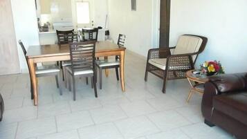 Villa, 2 Schlafzimmer | Essbereich im Zimmer